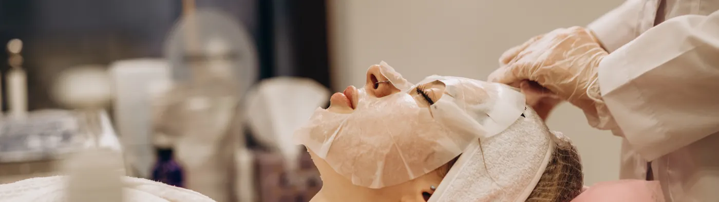 Client relaxing with a CO2 carboxy mask during treatment